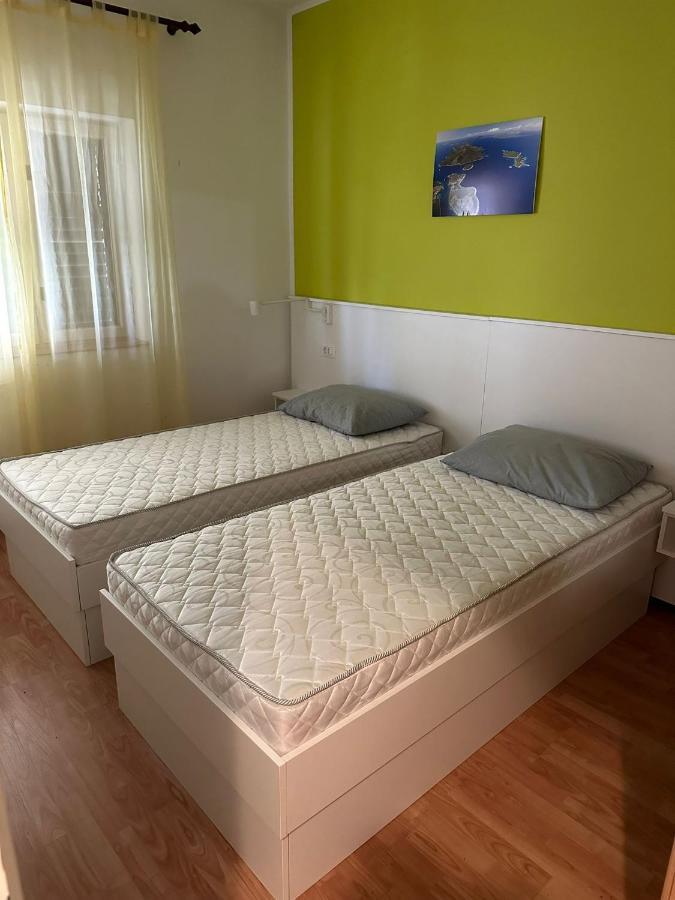 Apartments With A Parking Space Mali Losinj Exterior photo